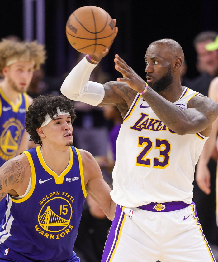 勒布朗·詹姆斯（圖右）在比賽中（新華社圖）