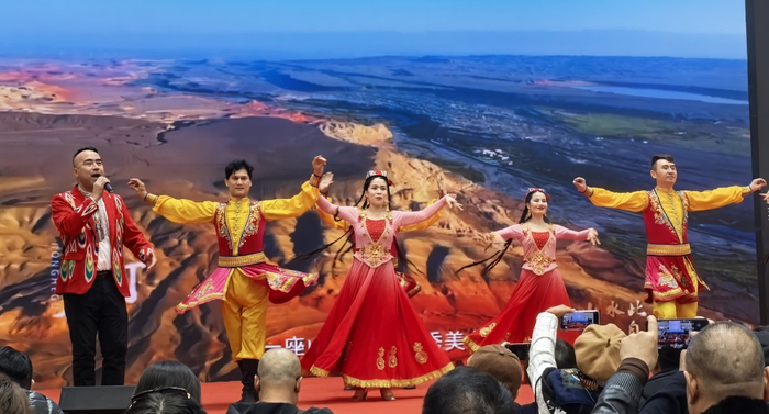 3月7日，“新疆第一春·花开吐鲁番”2026托克逊杏花季推介会上的歌舞表演。耿丹丹  摄