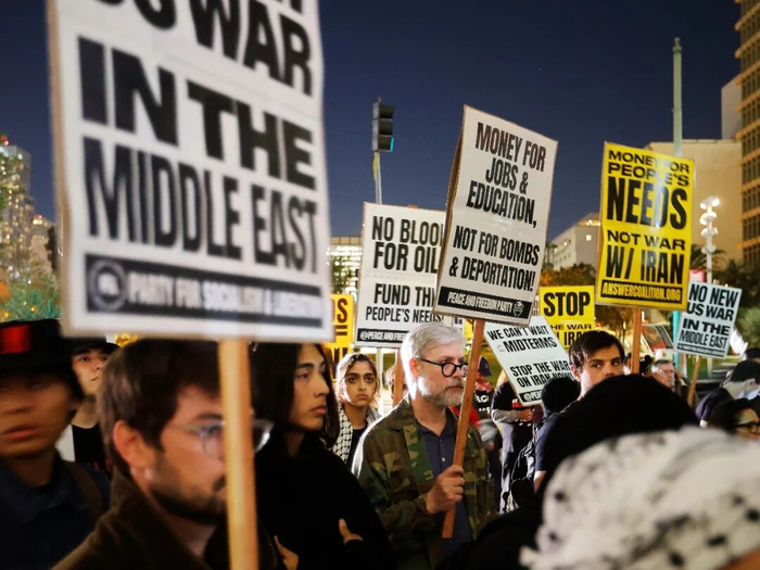 3月2日，人们在美国加利福尼亚州洛杉矶参加集会，抗议美国对伊朗发动军事打击。 新华社发