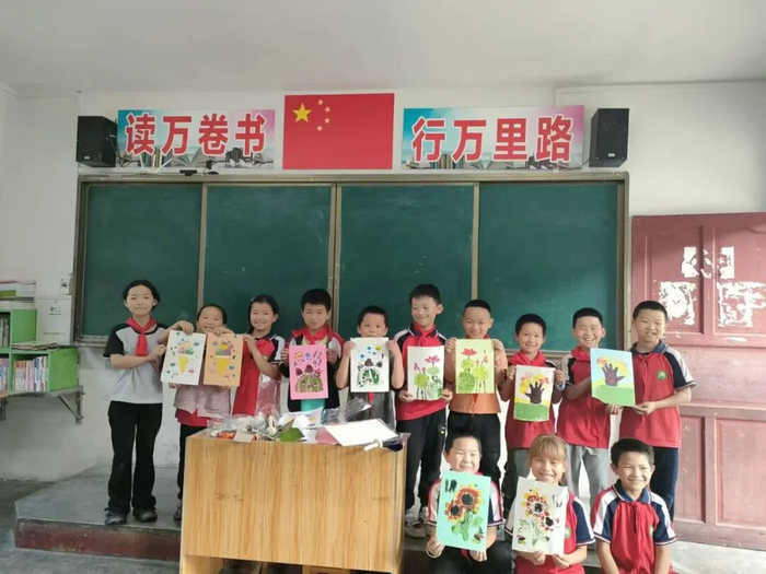 　　▲欧明清老师为孩子们授课
