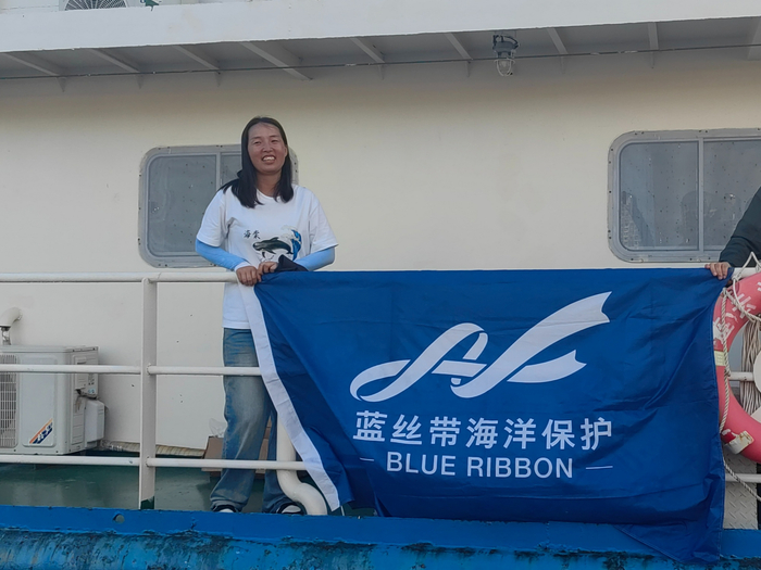蒲冰梅在放归“海棠”的船上（央广网发  受访者供图）