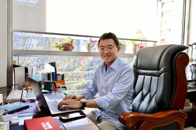 ▲唐杰在办公室图源：北京大学王选计算机研究所