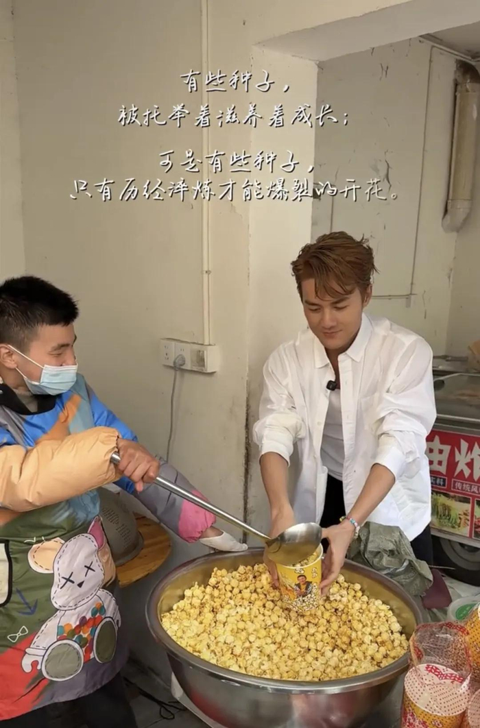 吴克群去涛涛的小摊。社交平台视频截图