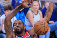 追到个位数了！伦纳德弧顶转身到篮下双手暴扣&amp;反击跟进再扣