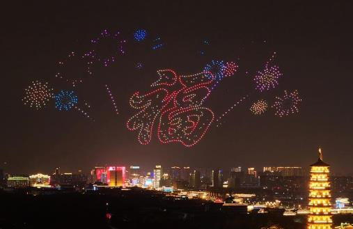 无人机表演。孟德龙 摄