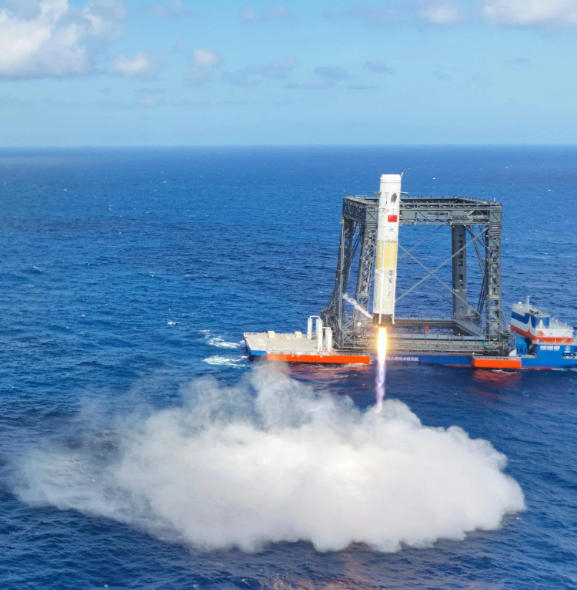 长征十号甲验证箭在回收船旁完成最后减速