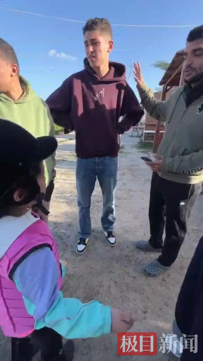 郑浪浪在与三名教练进行理论的视频截图