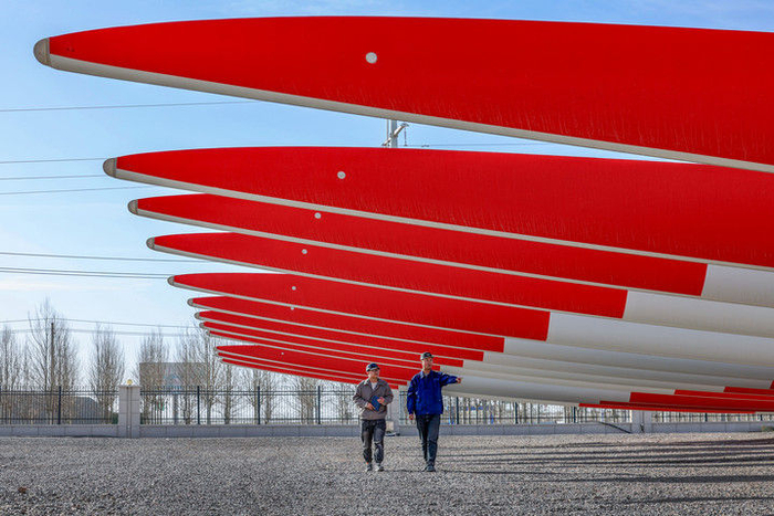 这是1月14日在甘肃省酒泉市一家企业拍摄的风电叶片。（1月14日摄）。田蹊 摄