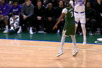 有无垫脚？特纳对菲利波夫斯基3分犯规 裁判回看维持普通犯规判罚