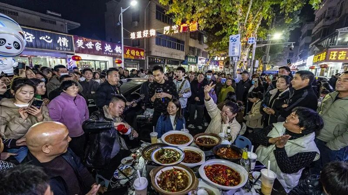 游客品尝“广德三件套”  陈勇摄