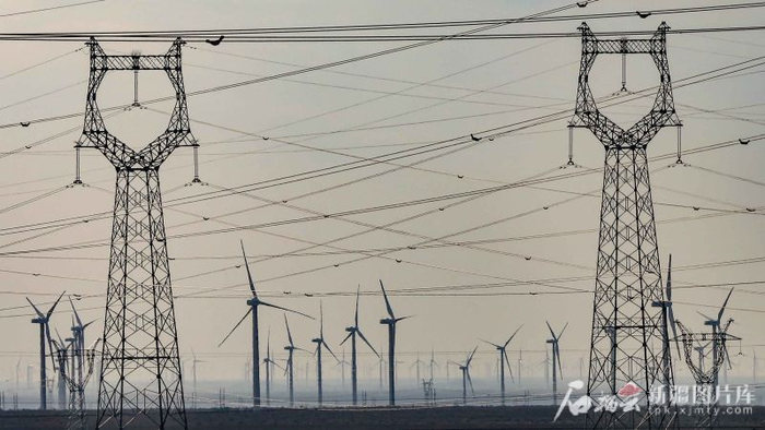 2025年6月，车辆行驶在G575公路巴里坤哈萨克自治县三塘湖镇路段，戈壁上风车飞舞电线纵横。蔡增乐摄