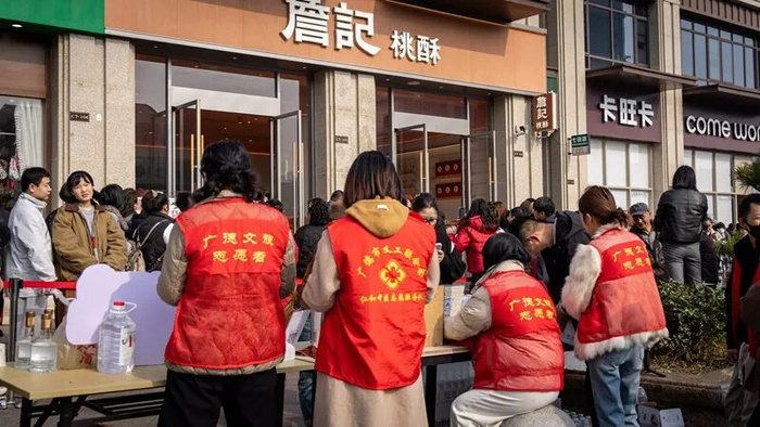 志愿者提供服务保障　段勇摄