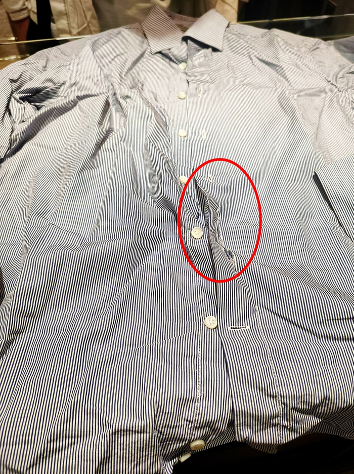     罗先生所购衬衫出现的裂口。    本报记者黎兆齐 摄