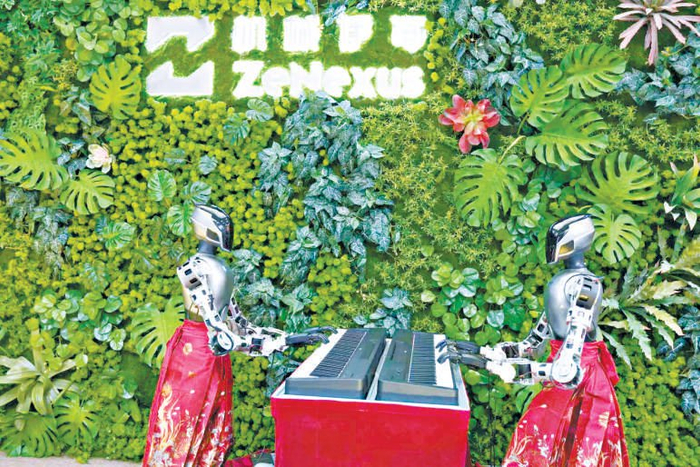 机器人用灵巧手弹奏钢琴。记者 夏骅摄