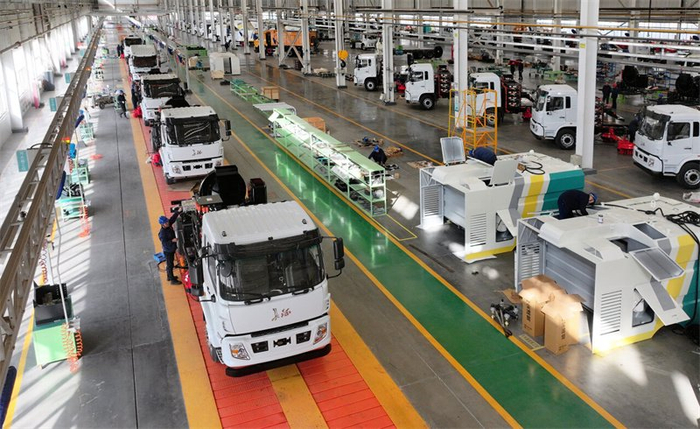 2月24日，石家庄煤矿机械有限责任公司工人在组装纯电动环卫车。河北日报记者 赵永辉摄