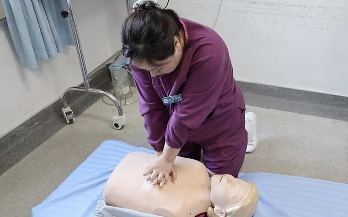 首都医科大学宣武医院急诊科主管护师李霞正在演示心肺复苏。  实习生 邓子铭 摄
