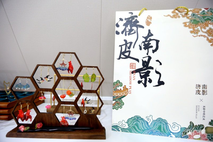 以济南皮影为原型打造的文创产品（央广网记者  唐磊  摄）