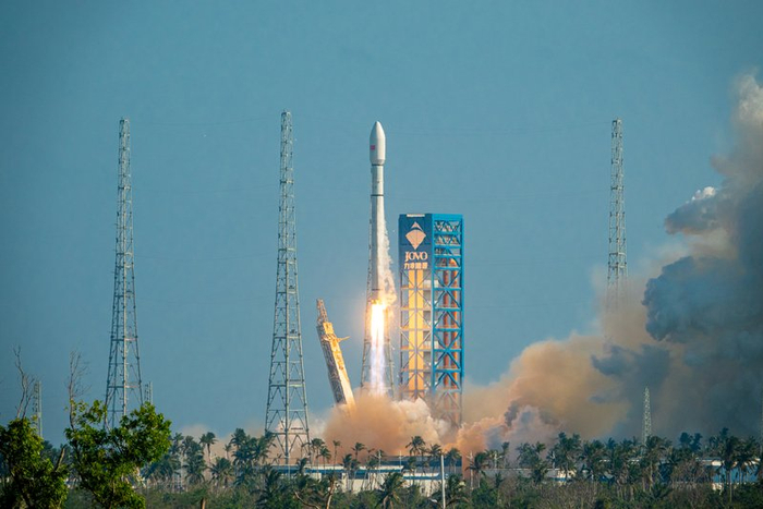 1月19日，中国在海南商业航天发射场使用长征十二号运载火箭，成功将卫星互联网低轨19组卫星发射升空，卫星顺利进入预定轨道。 IC Photo