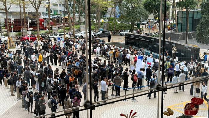 3月6日，腾讯大厦门口排队“养虾”的人 图源网络​