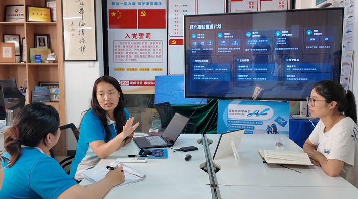 蒲冰梅与团队成员开会（央广网发  赵芷萱  摄）