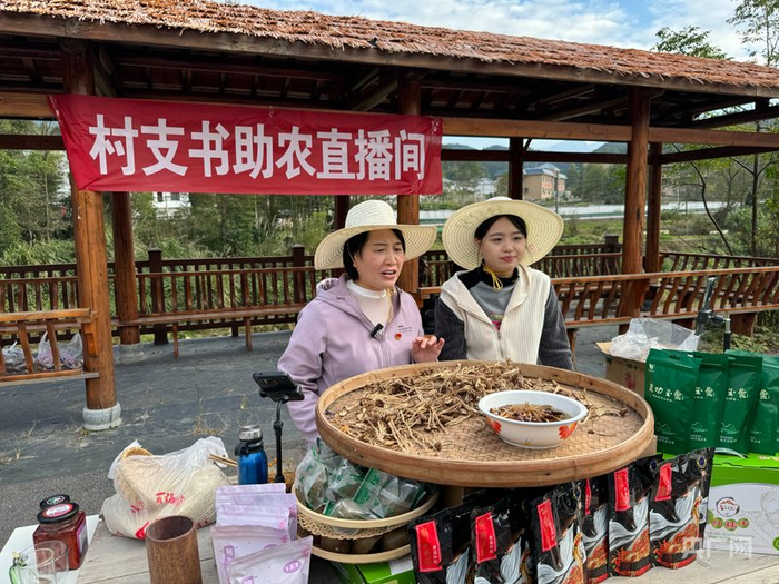 谭新萍正在助农直播（央广网发  图片由受访者提供）