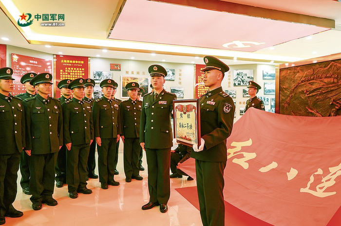 　　连队干部向新兵们讲述荣誉背后的故事。