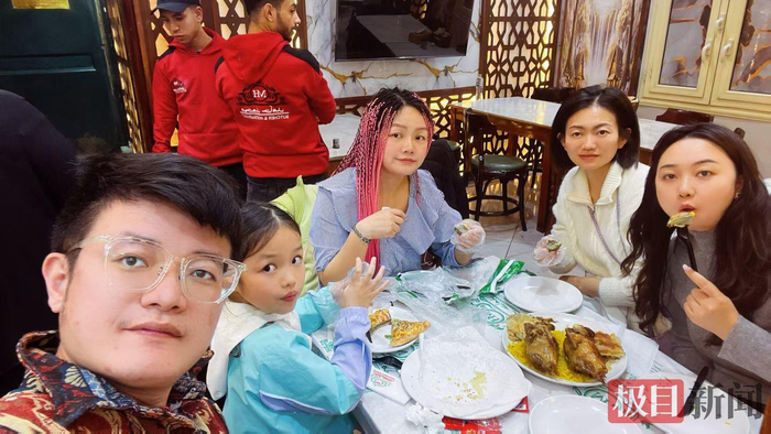 　郑亚非（左一）一家人和朋友在国外用餐