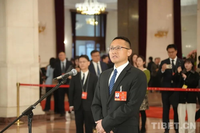 全国政协委员、宁夏福思泰智能装备、一工机器人总经理王小龙回答了如何才能让中国的工业母机真正装上“中国芯”的问题