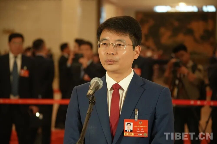 全国政协委员、苏州大学校长、农工党江苏省副主委张桥“揭秘”了身份证里的高科技