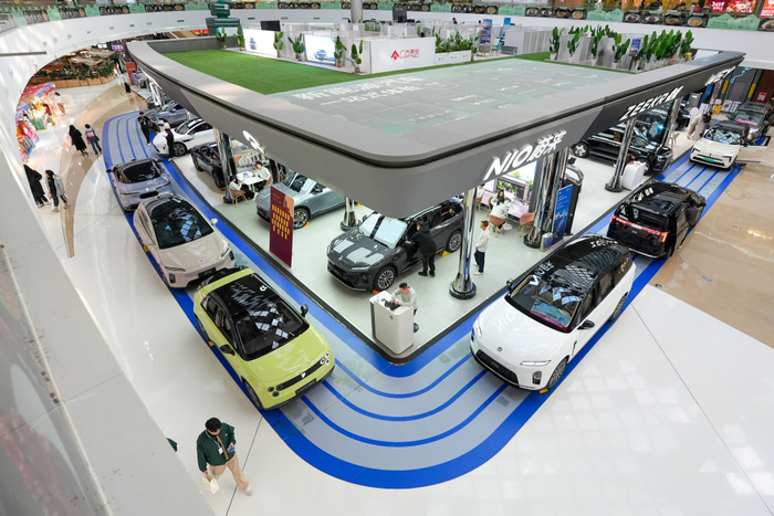   在北京市朝阳区一个商场内，市民在了解新能源汽车（2026年2月11日摄）。新华社记者鞠焕宗摄