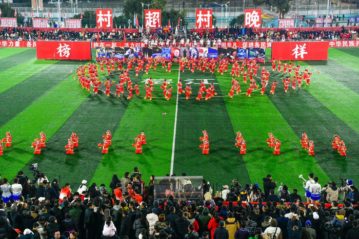 △2026年1月2日，第四届贵州“村超”开幕式暨“村超村晚”活动在榕江县举行，这是学生在活动现场表演。