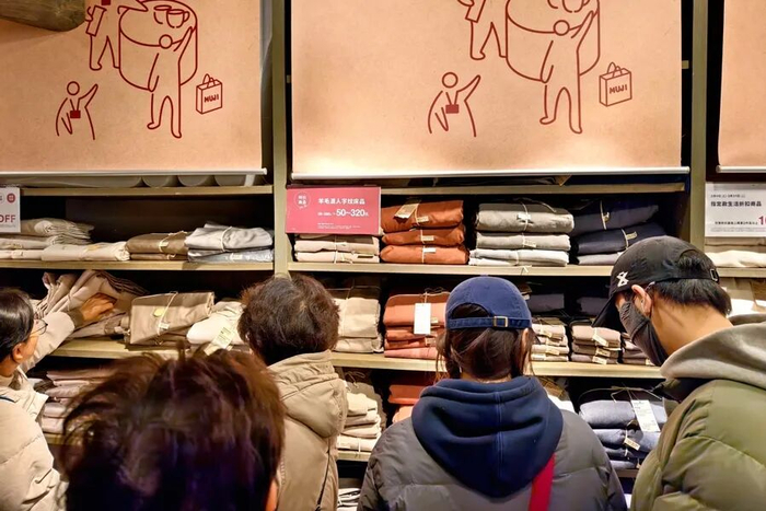 MUJI淮海755旗舰店内特价床品区域，不少顾客正在选购。