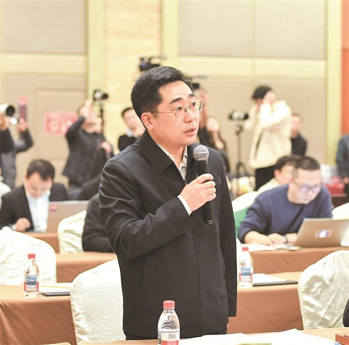记者提问。贵州日报天眼新闻记者 张丽 摄