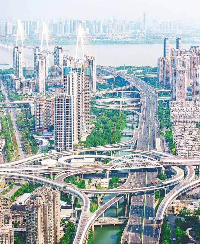 鸟瞰武汉二环北洋桥西路至二七长江大桥路段。