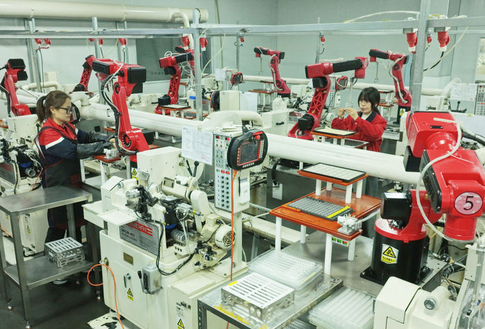   工人在位于湖北省秭归县的宜昌旌拓光学有限公司智能生产线上忙碌（2026年2月24日摄）。新华社发（王罡摄）