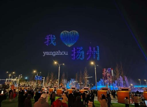 无人机点亮夜空。 徐逸雨 摄