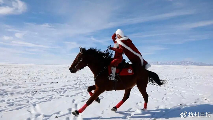 贺娇龙在雪地策马 图源：新华社