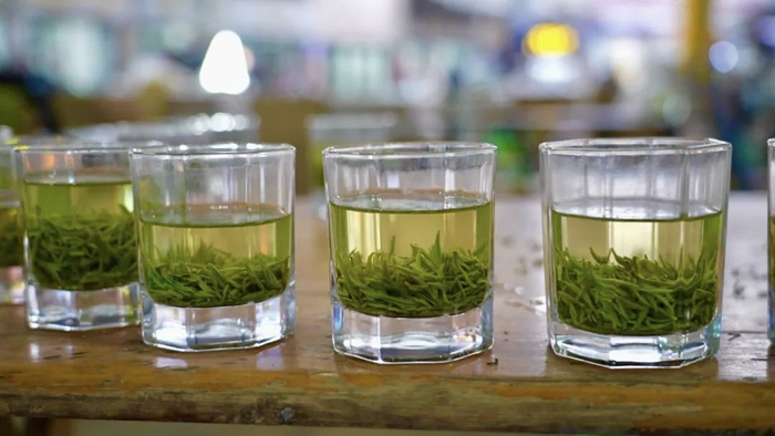 市场内冲泡好的茶叶