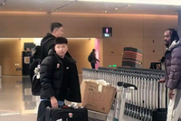 复出在即？媒体人晒麦考尔与杜锋机场合照：麦考尔随队前往新疆