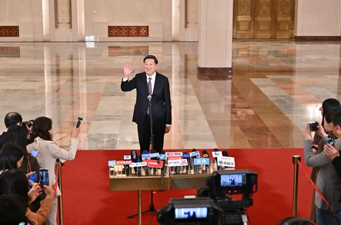 国家体育总局局长高志丹接受媒体采访。新华社记者 李鑫 摄