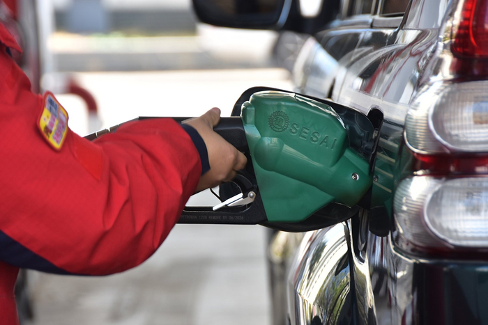 云南省红河哈尼族彝族自治州蒙自市一加油站工作人员为汽车加油 图片来源：中国图片社