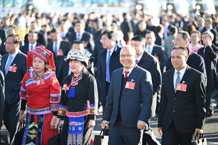 3月9日，十四届全国人大四次会议在北京人民大会堂举行第二次全体会议。这是全国人大代表走向会场。新华社记者 李贺 摄