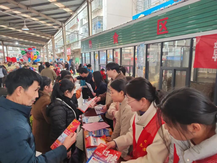 江西省赣州市赣县区农民工在参加招聘会