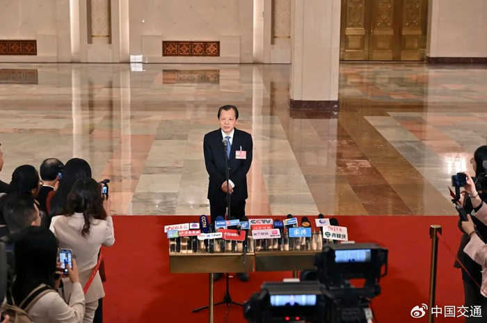 这是交通运输部部长刘伟接受媒体采访。新华社记者 李鑫 摄