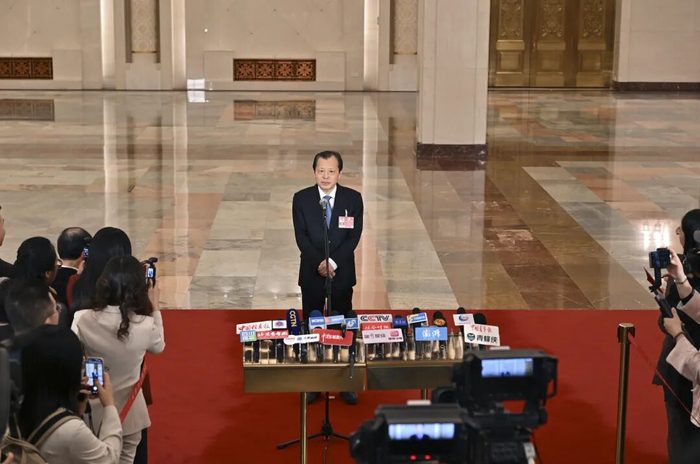 这是交通运输部部长刘伟接受媒体采访。新华社记者 李鑫 摄