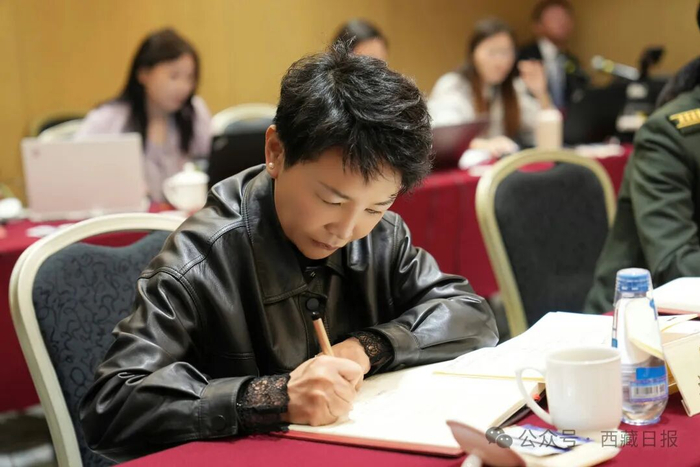 图为住藏全国政协委员卓嘎在全国政协十四届四次会议期间参加所在界别小组讨论。记者 陶玥 摄