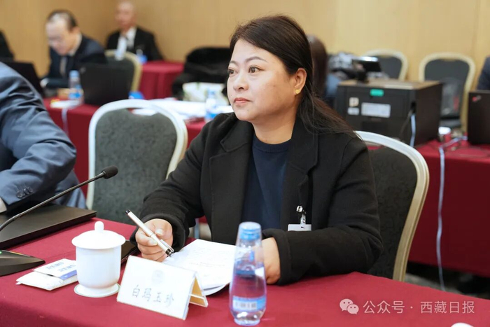 图为住藏全国政协委员白玛玉珍在全国政协十四届四次会议期间参加所在界别小组讨论。记者 陶玥 摄