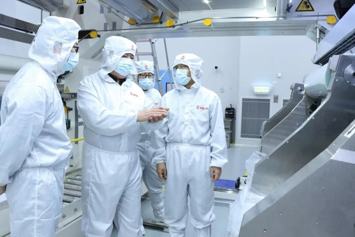 ▲建设银行落地全国首个AIC股权投资试点项目。图为AIC基金投资企业——合肥乐凯科技产业有限公司技术人员正对光学功能膜产品进行参数调配