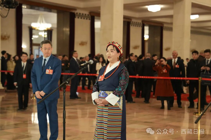 图为住藏全国政协委员明吉措姆在全国政协十四届四次会议第二场“委员通道”上回答记者提问。