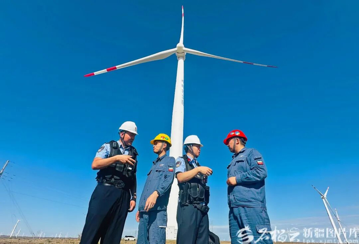 图为派出所民警、企业安全员前往风机塔筒内部开展安全隐患排查。 通讯员 伊力夏提·阿依丁摄